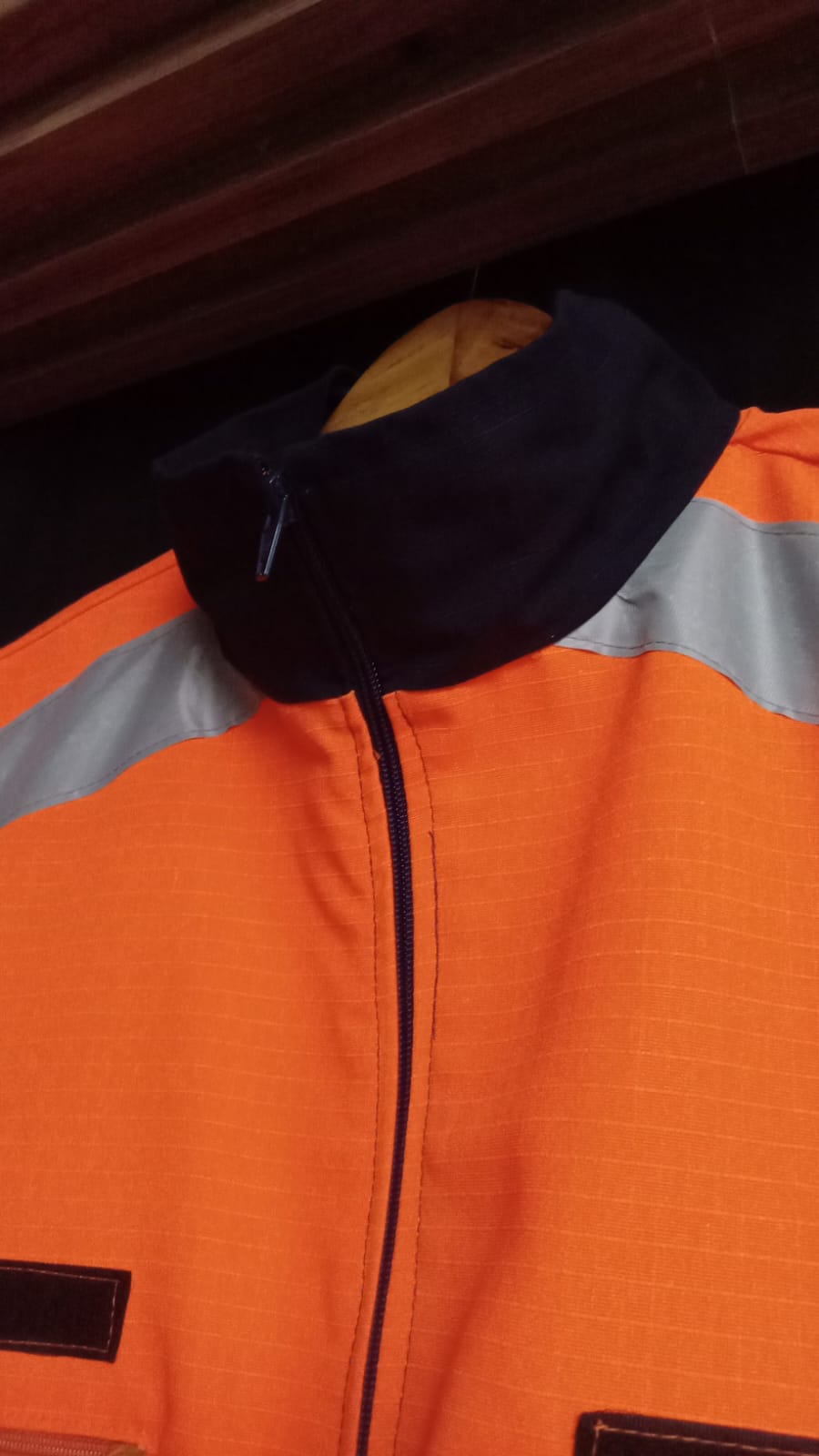 Colete Padrão Defesa Civil com Faixas Refletivas e Bolsos com Zíper | Colete Operacional Silksert — imagem 4